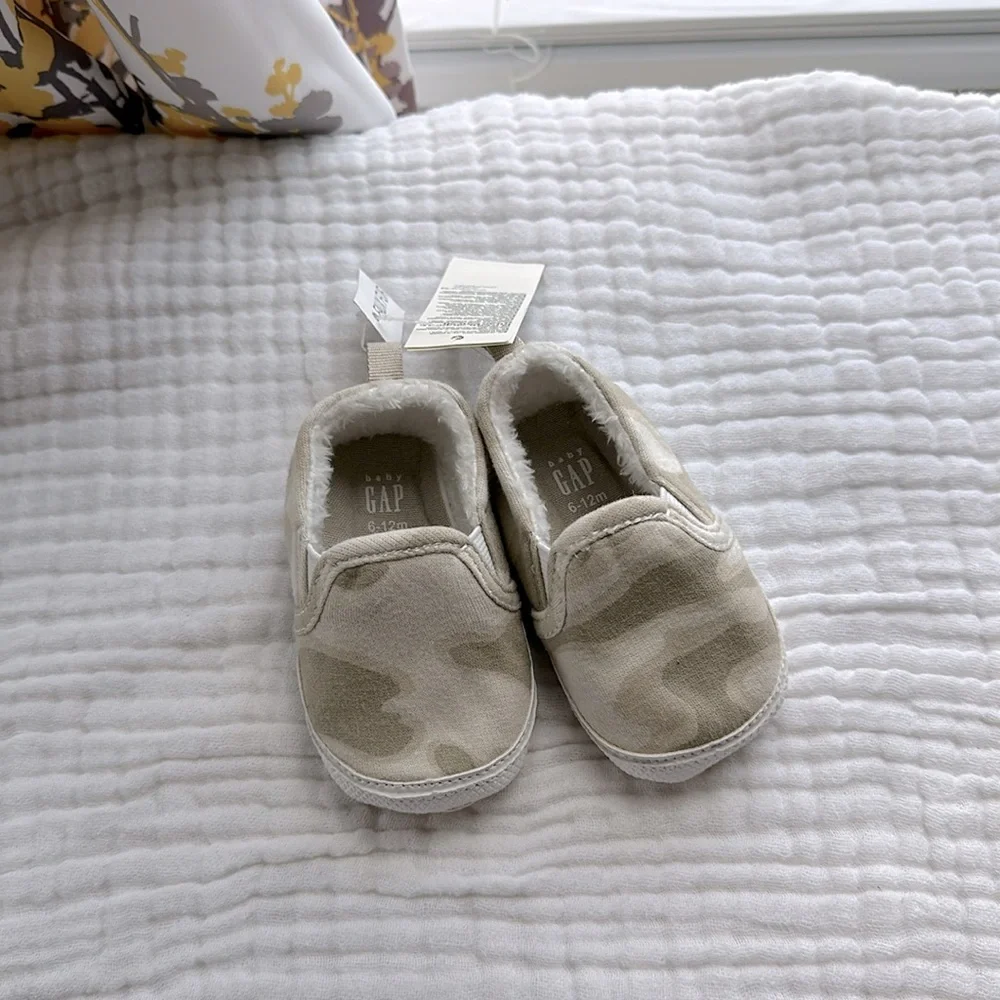 Baby GAP • NWT 6-12M Neutral Camo Soft Slip On Crib Shoes Beige Olive